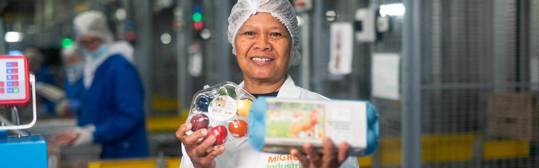 Mitarbeiterin mit Produkten in der Hand